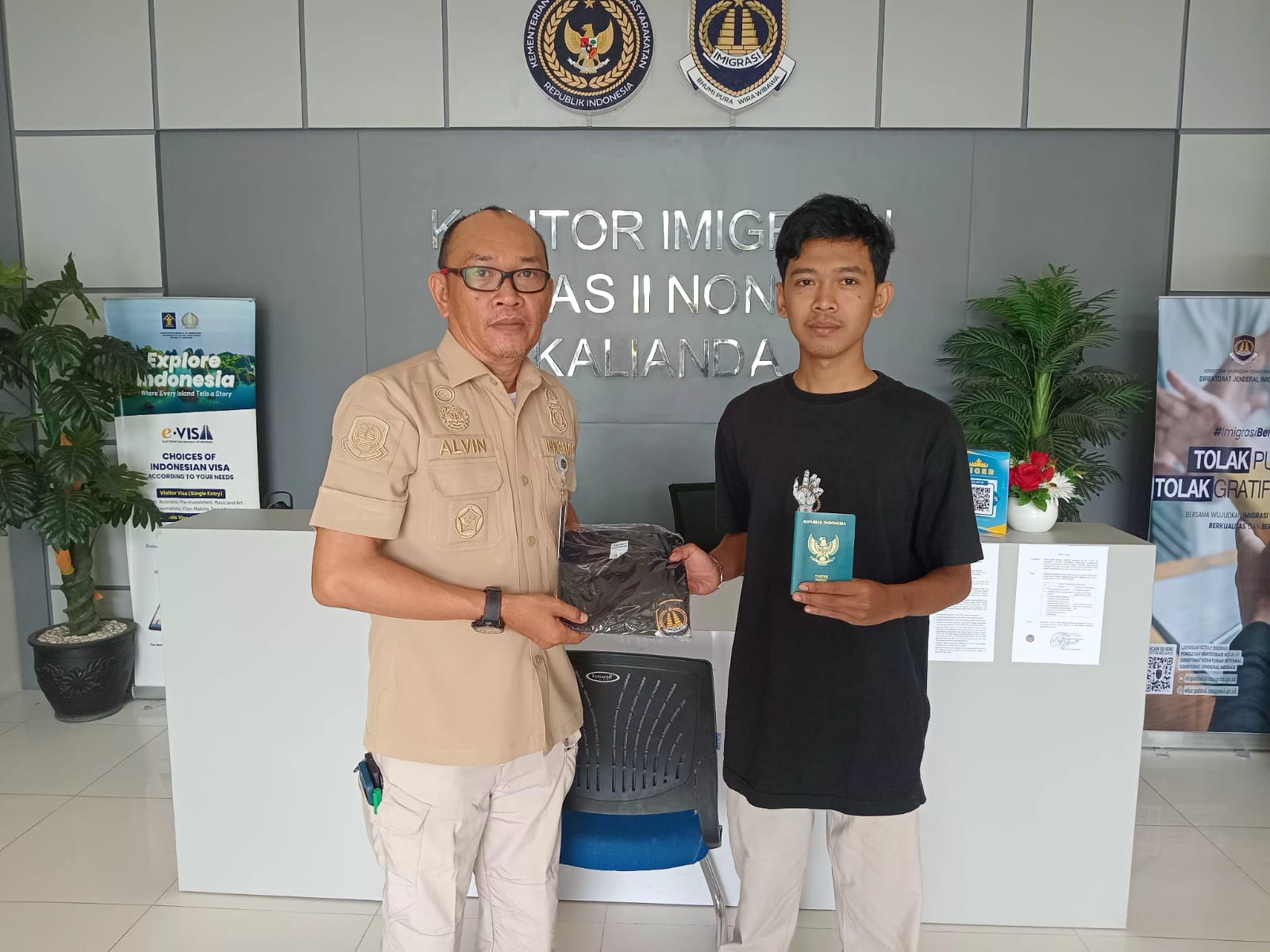Komitmen Pelayanan Prima, Imigrasi Kalianda Berikan Dispensasi Keterlambatan Paspor Percepatan